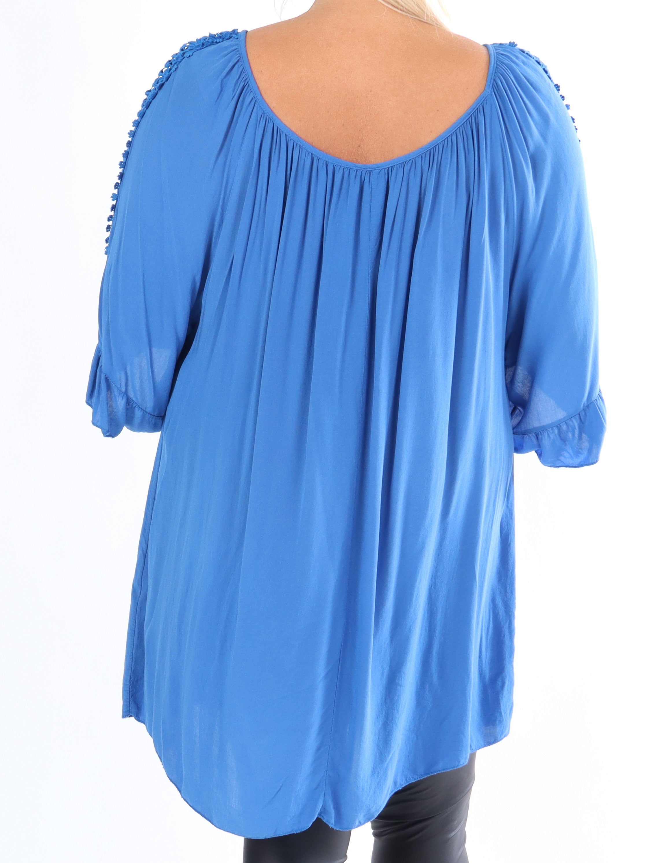 Samara - Plus size tunika med søde broderinger på ærmerne